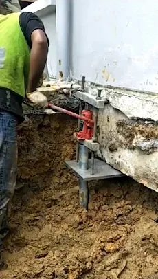 Pendakap cerucuk heliks dipasang pada asas rumah yang mendap